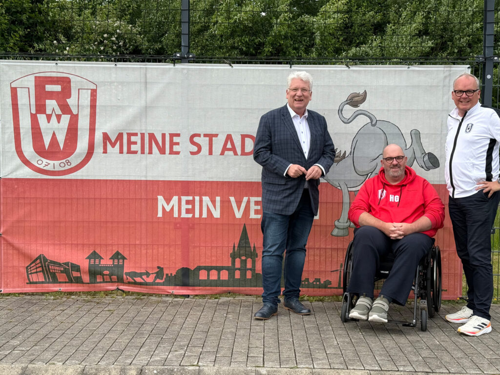 Sportvereine stärken – Hartmut Ganzke und Til Beisenherz besuchen Rot-Weiß Unna